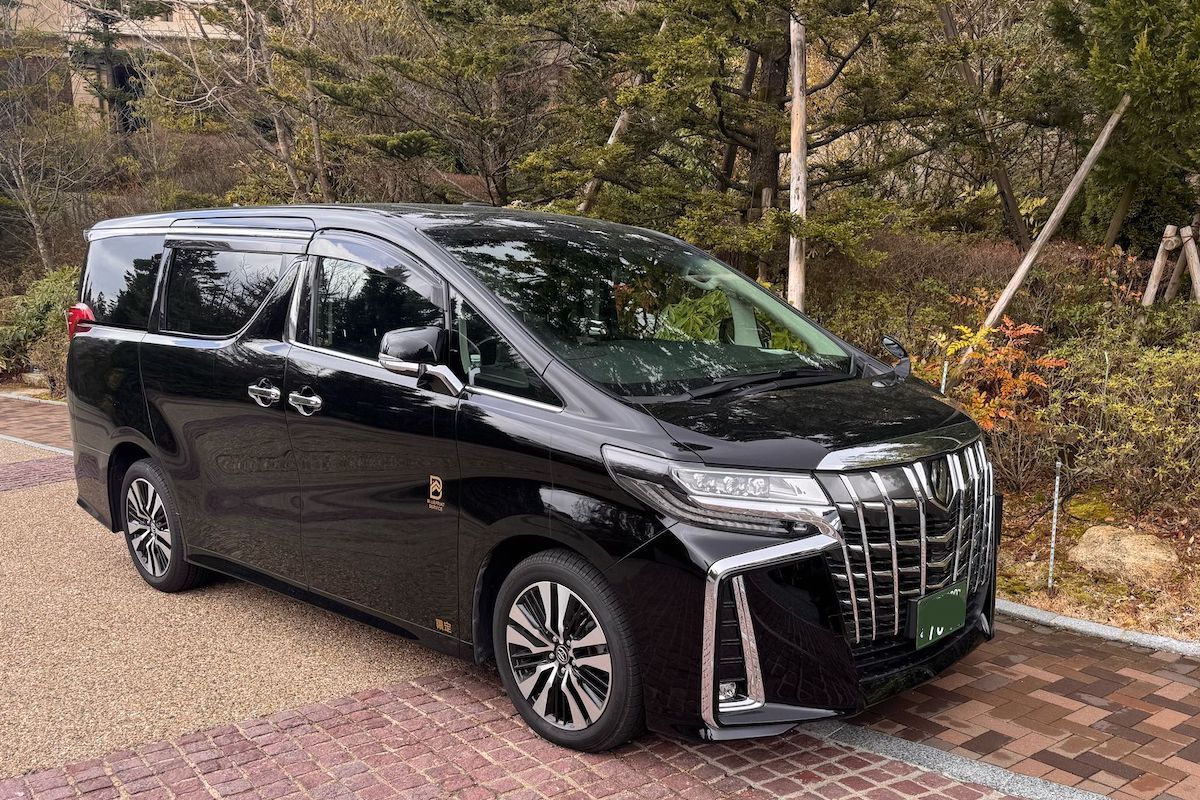 Private Daily Car Hire in Okinawa using Okinawa Toyota Alphard 3