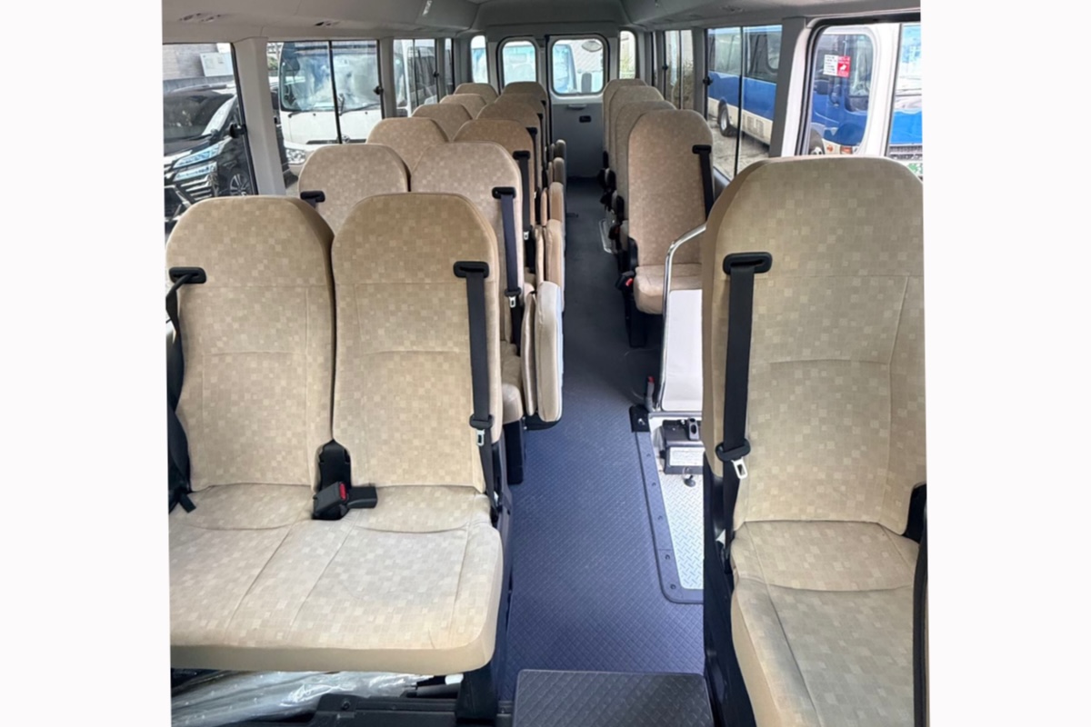 大阪　マイクロ　バスを利用したOsakaのハイヤーサービス・観光タクシー 3